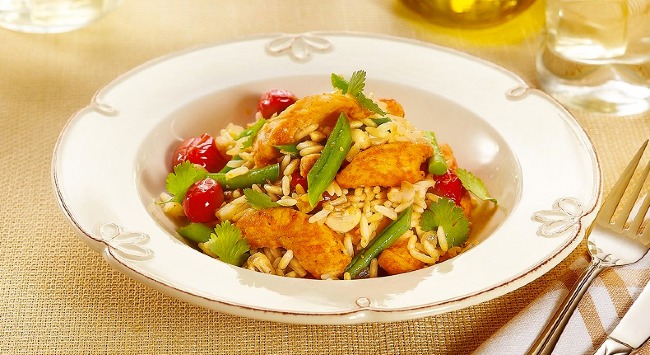 Arroz com Frango, Colorau, Castanha de Caju e Tomatinhos Assados