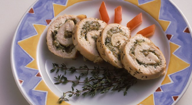 Rocambole de Frango Recheado com Ervas e Queijo