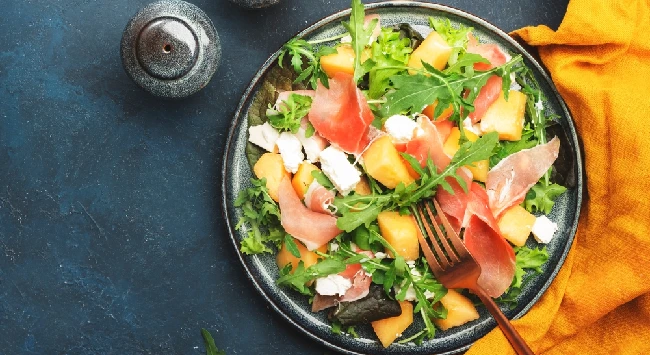 Salada Mix de Brotos com Presunto Parma, Melão e Pera