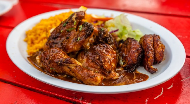 Frango Assado à Moda Jamaicana com Farofa e Arroz