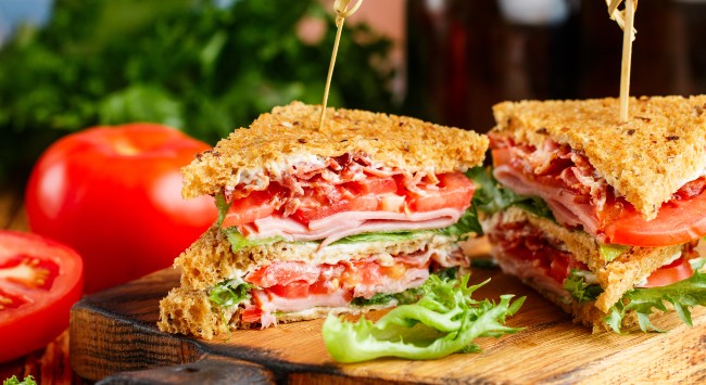 Sanduíche de Forno com Peito de Peru Defumado e Molho de Tomates Frescos