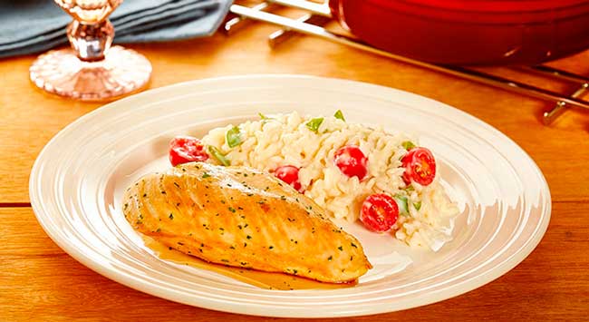 Filé de Frango Grelhado Com Risoto de Tomate Cereja, Manjericão e Mozzarela de Búfala