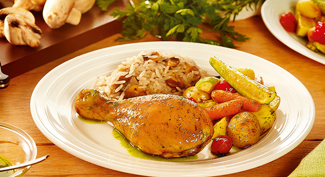 Frango Xadrez com arroz integral e cenouras assadas com ervas finas