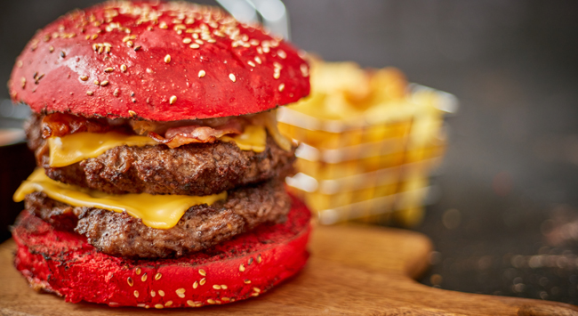 Duplo Burger Bacon Com Picles De Cebola Roxa Queijo Cheddar No Pão De