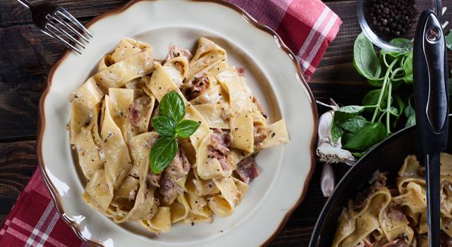 Presunto Parma Crisp no Pappardelle com Couve de Bruxelas e Cogumelo Porcini na Manteiga de Sálvia