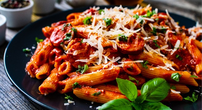 Ragu de Linguiça com Penne e Farofa de Bacon