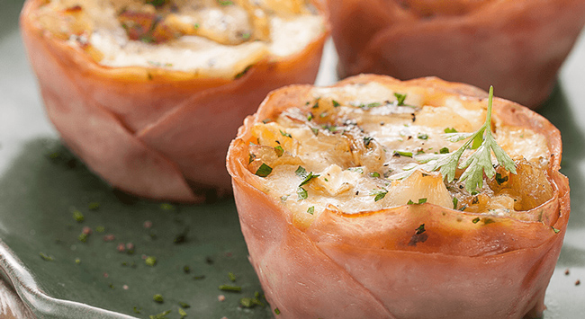 Cestinha de Peito de Peru com Queijo Brie e Cebolinha