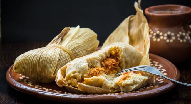 Tamales de Frango com Arroz Mexicano