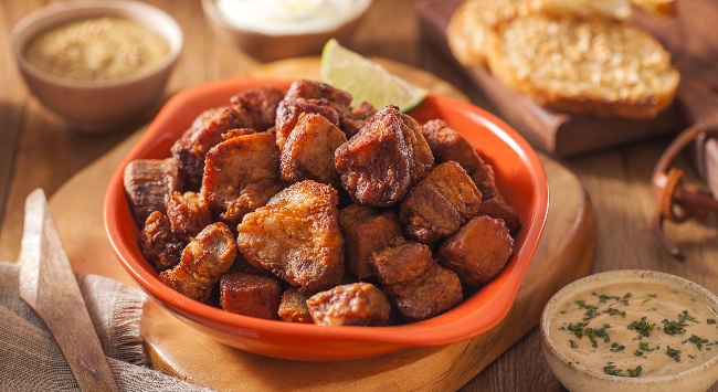 Barriga Aperitivo acompanhada de Mix de Molhos e Torradas de Alho