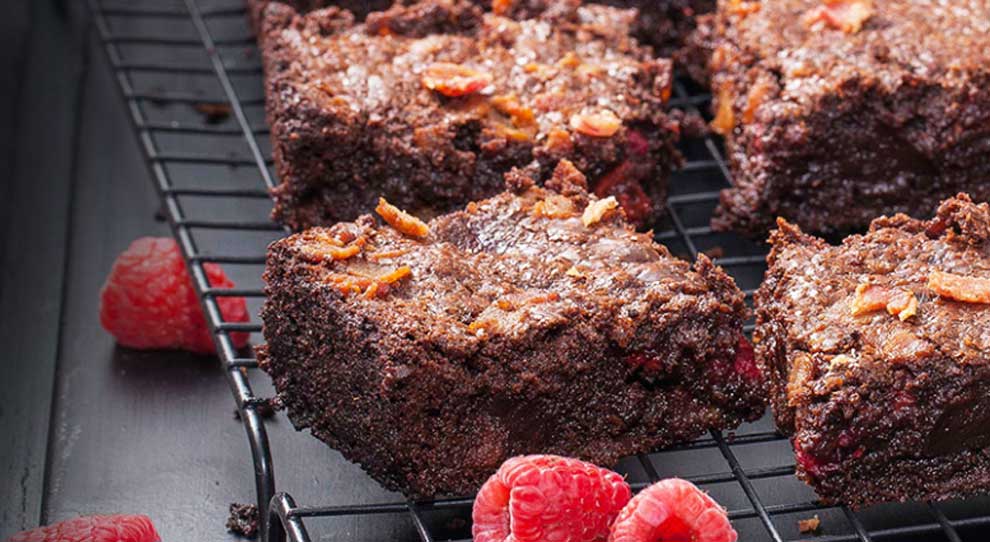 Brownie com Bacon e Framboesa em cima de grelha.