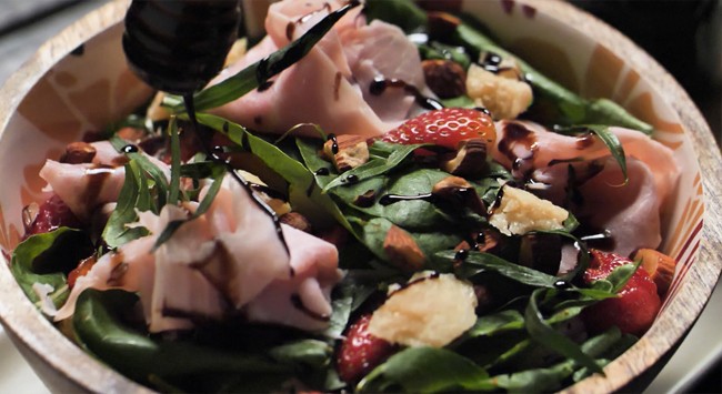 Salada de Rúcula com Presunto Royal, Estragão, Morango, Amêndoa Tostada e Redução de Balsâmico