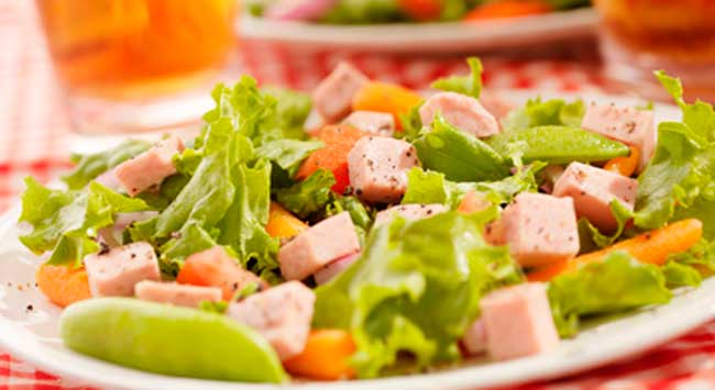 Salada Tropical com Presunto ao Molho de Maracujá