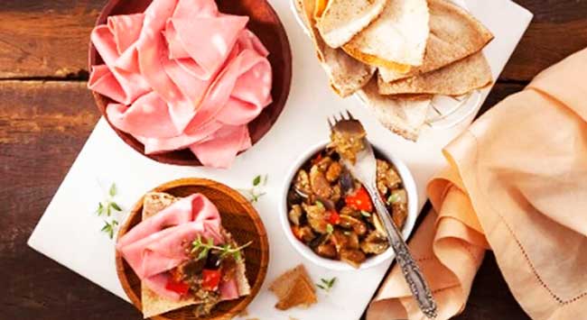 Torradas de Pão Sírio com Caponata de Berinjela e Fatias de Mortadela Defumada