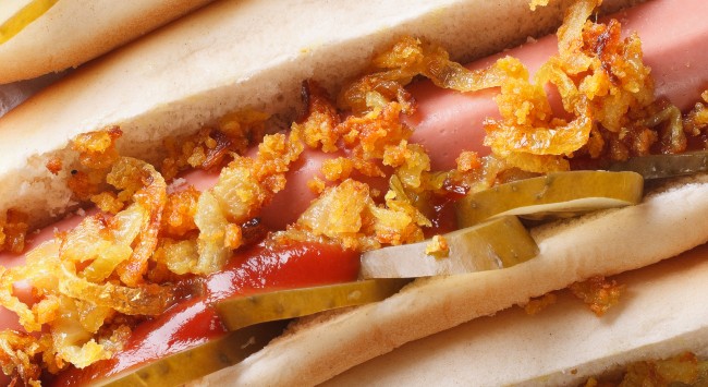 Cachorro-Quente com Salsicha Vegana e Crispy de Cebola