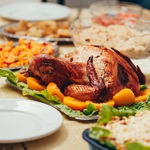 D) À mesa não podem faltar os pratos típicos de Natal: Peru, Pernil, rabanada, pavê, farofa, salpicão, panetone