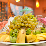 F) Enfeito a mesa de Natal com muitas frutas frescas, castanhas, além de frutas secas típicas desta época