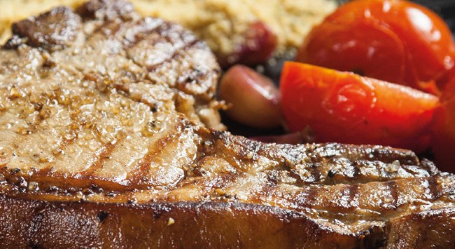 T-Bone Seara Reserva Marinado no Alho com Tenesse Acompanhado de Tomates Assados