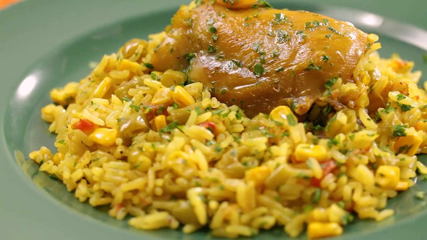 Arroz com Frango Caipira Simples