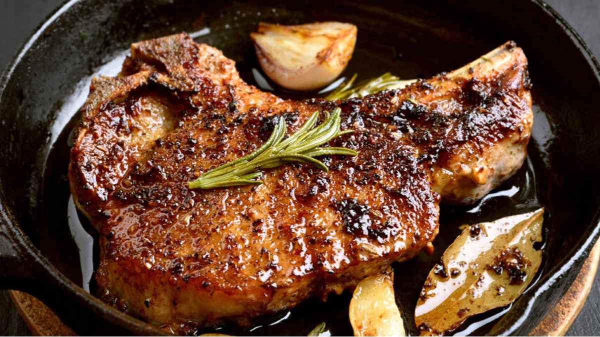 Bisteca de porco frita: 5 dicas para deixar a carne macia e suculenta