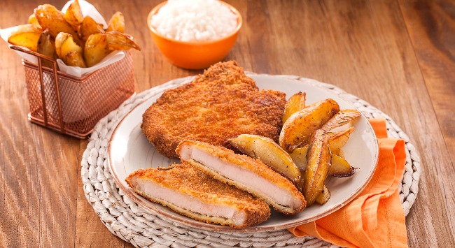 Bisteca Suína à Milanesa com Arroz Branco e Batata Rústica