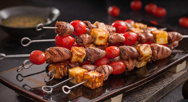 Espetinho de Coração de Frango com Queijo Coalho e Tomate