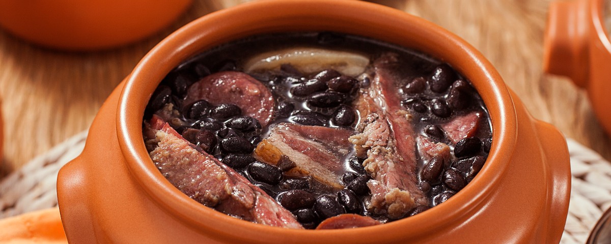 Como fazer uma feijoada simples: 4 dicas para preparar o prato