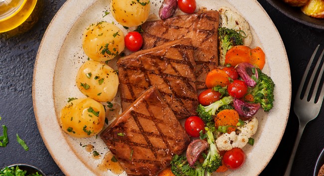 Bife Vegetal com Batata Noise e Legumes Grelhados