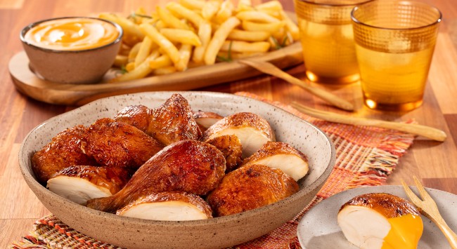 Frango de Padaria na Cerveja Seara com Batatas Fritas e Creme de Queijo Cheddar