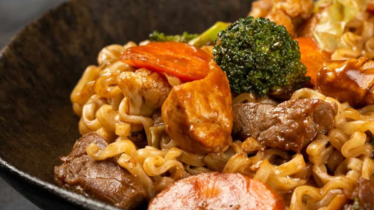 Yakisoba de carne vegetal: passo a passo para preparar a receita saborosa