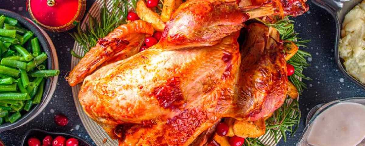 Ceia de Natal pronta: bacalhau gratinado, pernil assado e outros pratos práticos para servir