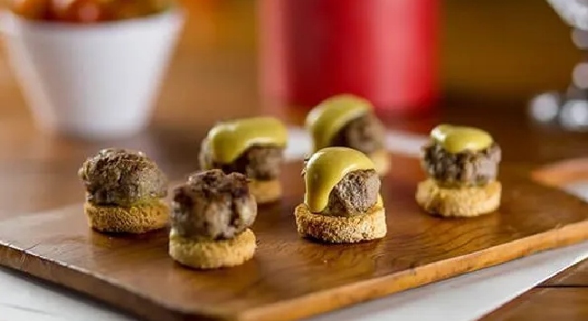 Canapé de Hambúrguer com Maionese de Dijon