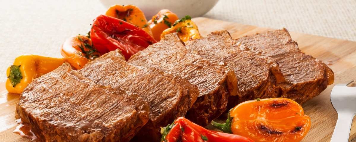 Qual é a carne mais rica em proteína: frango, bovina ou suína?