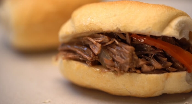 Sanduíche de Carne Louca no Pão Francês