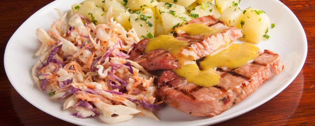 Costelinha de Porco com Salada Coleslaw