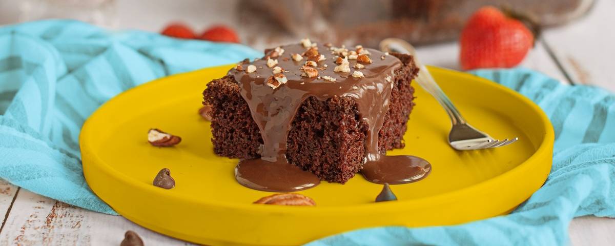 Bolo de chocolate gelado no papel alumínio