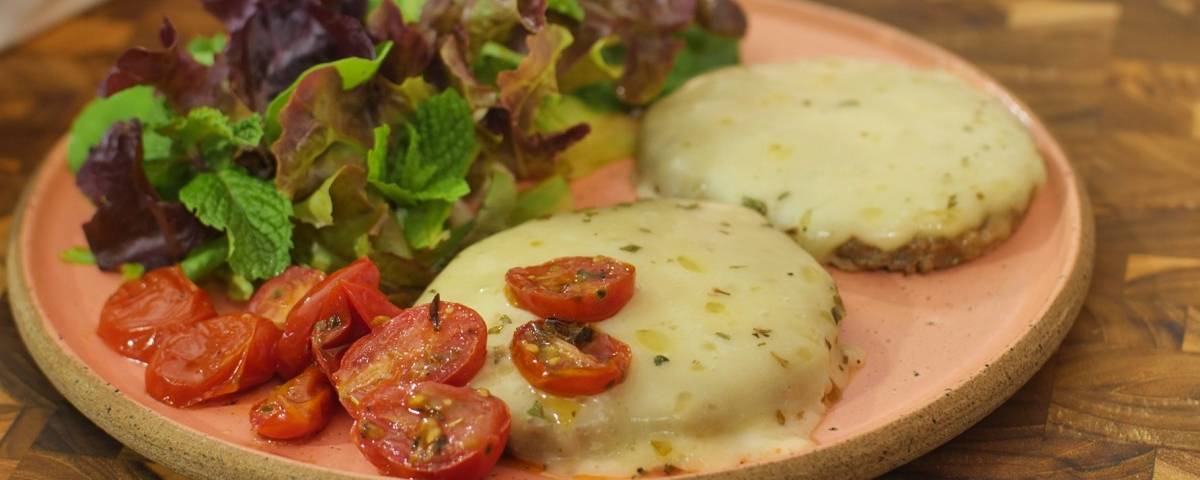 Hambúrguer Assado com Queijo e Tomate