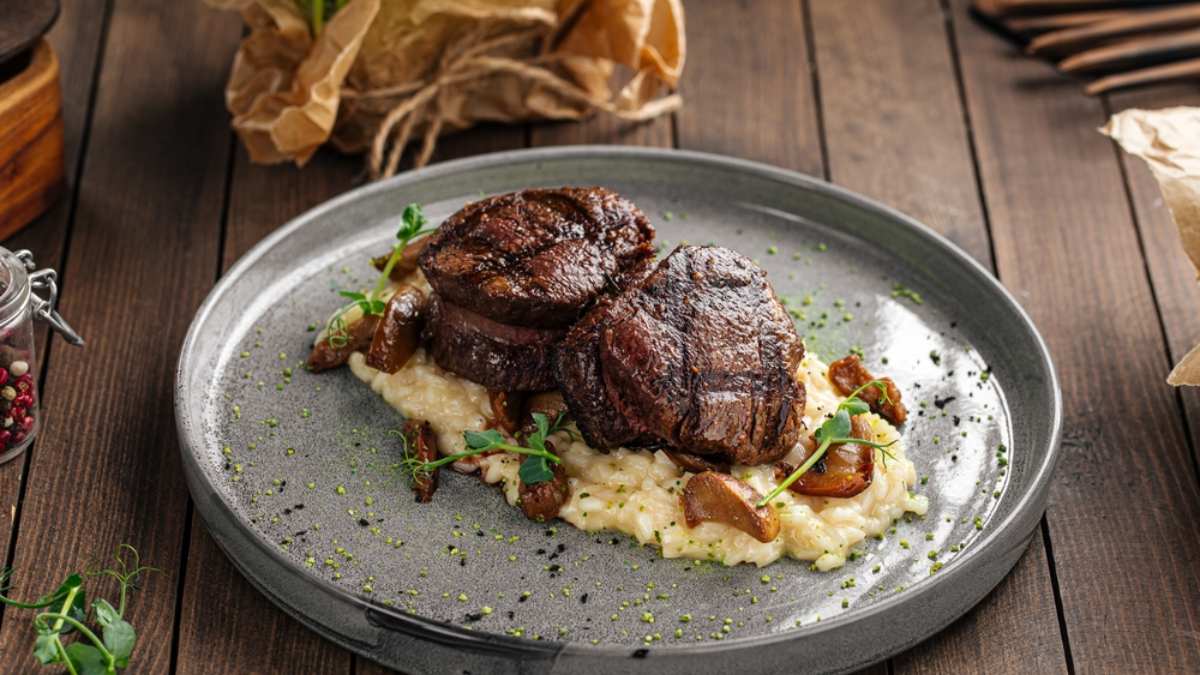 Medalhões de Filé Mignon envolvido no Bacon com Risoto de Açafrão