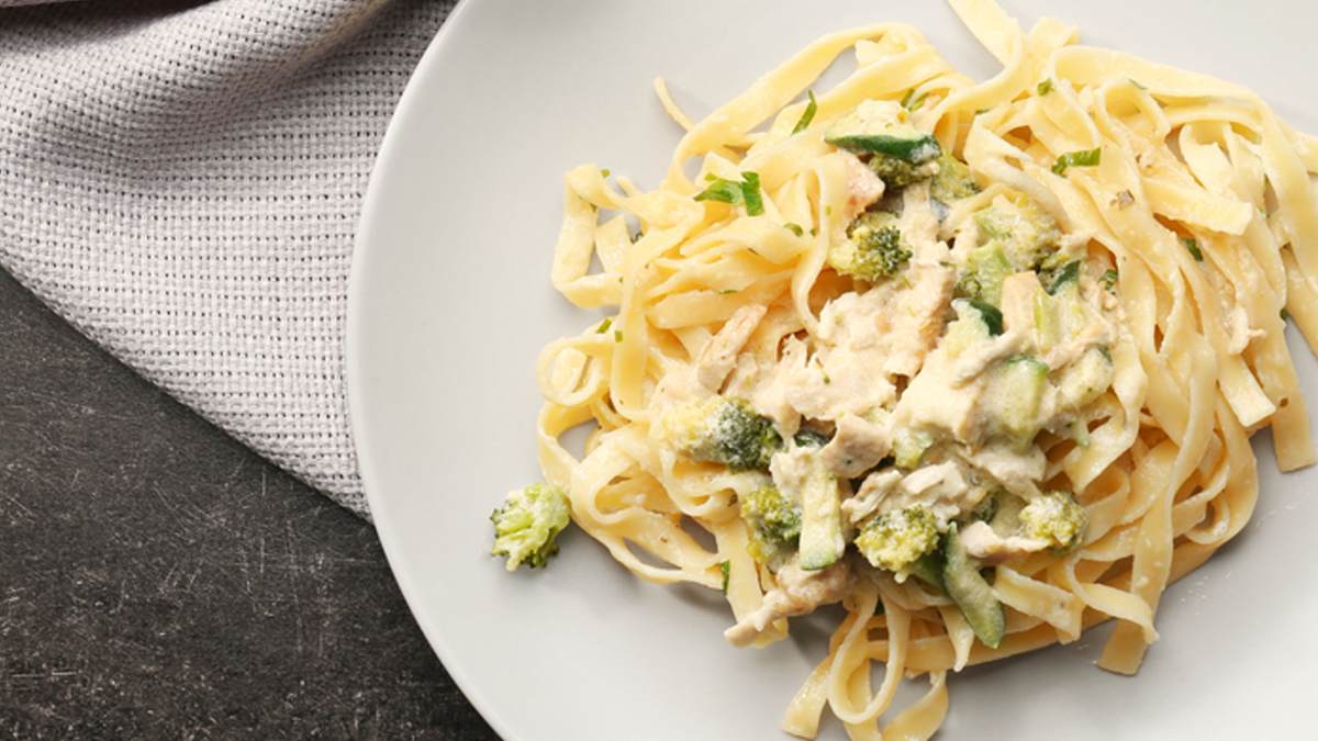 A melhor receita de macarrão alfredo com frango e brócolis