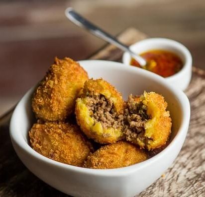 Bolinho de mandioquinha recheado de carne