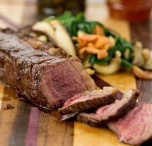 Churrasco de picanha maturada em tiras com mix de cogumelos e espinafre