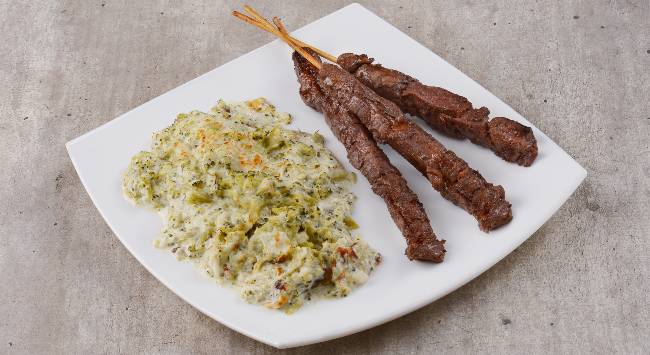 Espetinho de Carne com Gratin de Brócolis