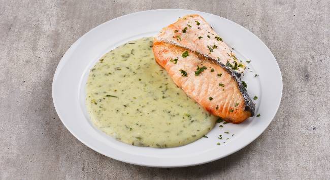 Salmão Grelhado com Creme de Espinafre