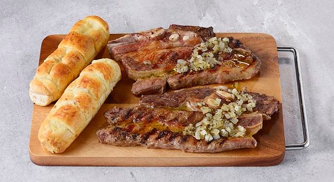 Costela com Molho e Cebola e Chimichurri e Pão de alho