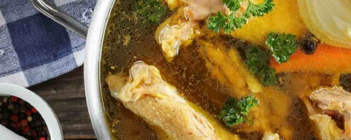 Como fazer caldo de frango para usar em diversas receitas