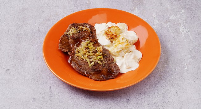 Bifes de Coração da Paleta com Alho Poró e Gratin de Batatas