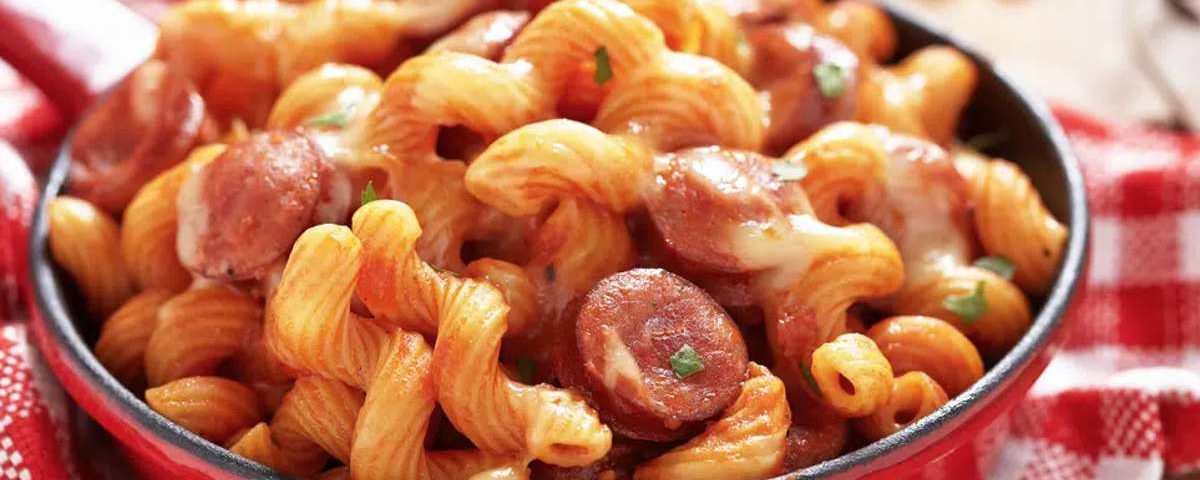 Macarrão com linguiça de churrasco: 5 dicas para preparar um prato suculento