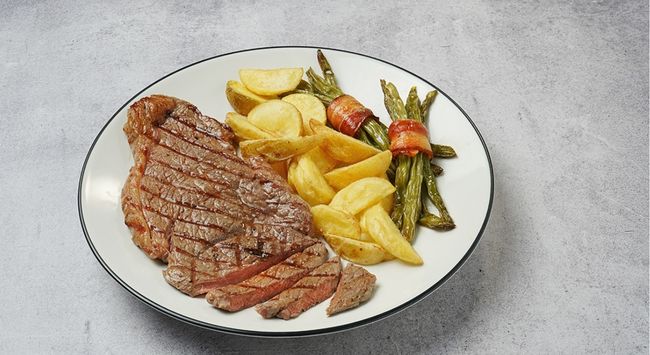 Bife de Chorizo Com Batatas Rústicas e Vagem Enrolada no Bacon