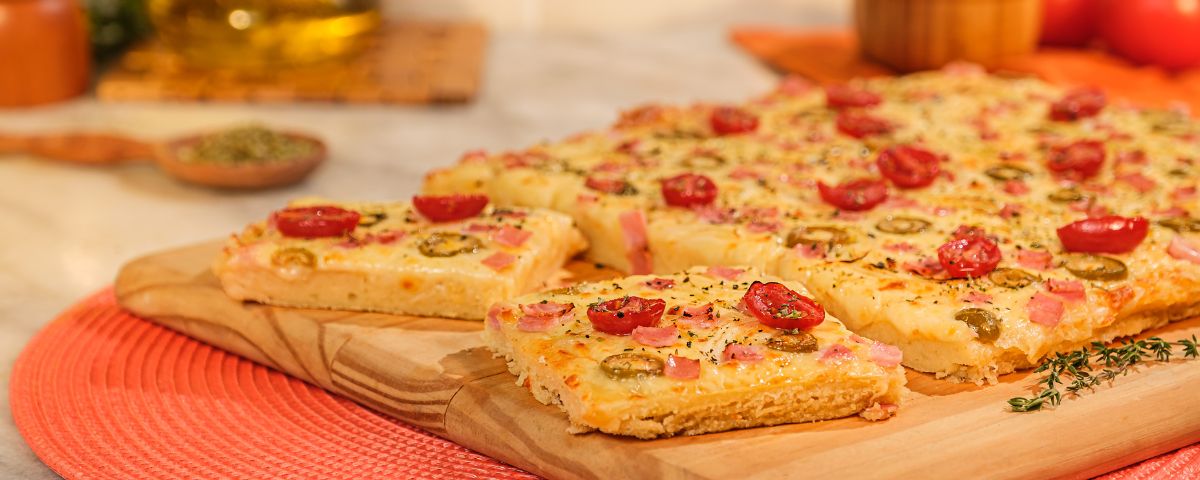 Pizza de Liquidificador de Presunto, Muçarela e Tomate Cereja