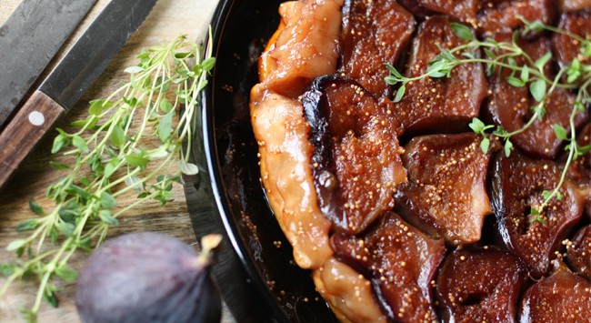 Presunto Parma em Tarte Tatin de Figo com Queijo Pecorino, Rúcula e Redução de Balsâmico