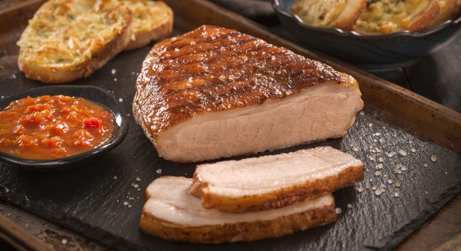 Picanha Suína ao Alho na Churrasqueira com Molho de Tomate Seco e Torrada de Pão e Parmesão